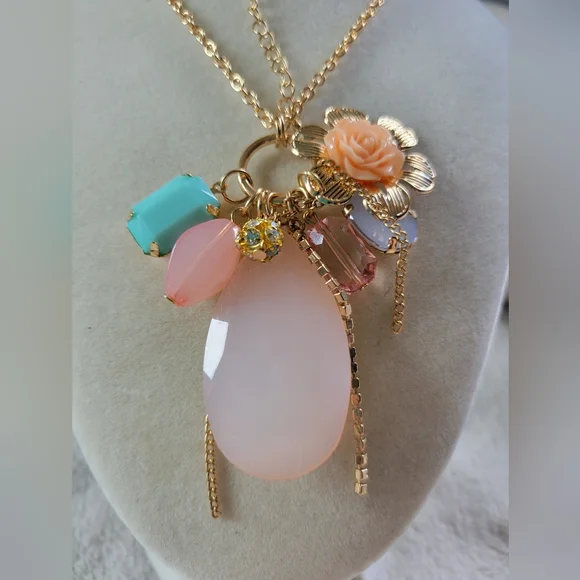 ✨️HP✨️NWT Long Elegant Gold/Pink Floral Crystal Stone Charm Statement Necklace - Picture 4 of 11